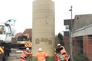  Mit Hilfe eines Krans wird der Schacht am Einsatzort herabgelassen. 