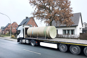  Fahrt zur Baustelle:Der vorgefertigteSchacht aus Kunststoff wird in einem Stück vom Werk zum Einsatzort transportiert. 