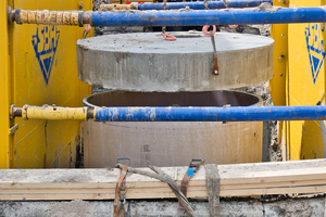  Auf die GFK-Schächte wird ein Schachtabdeckplatte aus Beton montiert. 