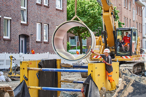  Das Handling der GFK-Rohre auf der Baustelle profitiert von dem geringen Gewicht. Einfache Baugeräte können für die Verlegung verwendet werden. 