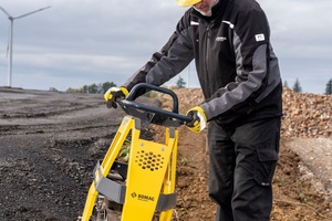  Die kompakten Abmessungen der vorwärtslaufenden Rüttelplatte BR 95 machen sie zur idealen Maschine für präzise Konturarbeiten und für die vielfältigen Anforderungen im Gartenbau und Landschaftsbau. 