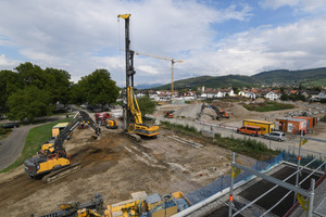  Vorbereiten der Baugrube für den thermischen Pufferbehälter. Die Beschaffenheit des Bodens macht zum Einbau eine umlaufende Bohrpfahlwand erforderlich. Blick vom neuen Rathaus aus. Im Hintergrund die Gemeinde Schallstadt und der Schwarzwald. 