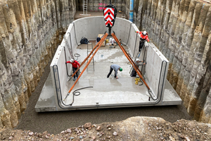  Thermischer Pufferspeicher: Montage der Betonfertigteile auf einer etwa 25 Zentimeter starken Schotterschicht mit 5 Zentimetern Splittauflage, die vor der Montage in die Baugrube eingebracht wurde. 