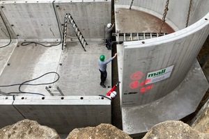  Thermischer Pufferspeicher: Montage eines runden Endstücks mit Überstand der Bodenplatte als Auftriebssicherung. Die Auflast nach Verfüllen der Baugrube wirkt dem Auftrieb des leeren Behälters bei hohem Grundwasserstand entgegen. 