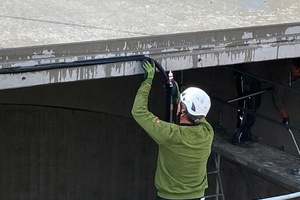  Thermischer Pufferspeicher: Einbau der EPDM-Dichtung im Elementstoß zwischen den Betonfertigteilen. Nach Fertigstellung ist der 500 Kubikmeter fassende Behälter befahrbar bei einer Lastverteilung mit mindestens 50 Zentimeter Überdeckung. 