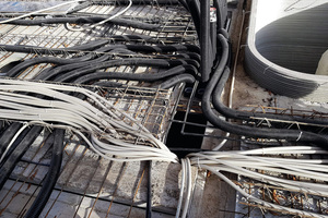 Das Highspeed-Rohr FFKuS-EM-F, das in den Filigrandecken verlegt wurde, ist stabil und gleichzeitig biegsam sowie tritt- und rüttelfest. Selbst wenn Handwerker anderer Gewerke auf die Baustelle kommen, bleibt es problemlos möglich, Leitungen einzuziehen. 