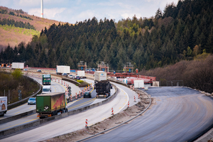  Bauen unter Verkehr: Während das erste Teilbauwerk errichtet wird, wird der Verkehr für beide Fahrtrichtungen über die alte Brücke geführt. 