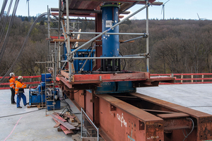  Auf dem Brückenüberbau sind die hydraulischen Litzenheber montiert, mit deren Hilfe das Vorschubgerüst Stück für Stück abgelassen wird. 