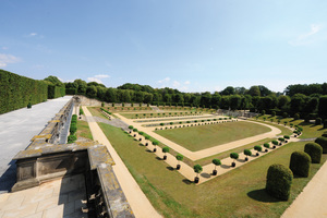  Das Parterre der Unteren Orangerie besticht durch seine symmetrische Bauweise. Statuen, Vasen und Bitterorangen-Bäume säumen die Wege des Gartens. 