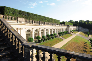  Die Untere Orangerie, deren Dach begehbar ist, verfügt über eine rund 800 m² große gepflasterte Terrassenfläche mit Balustraden, die über zwei Treppenaufgänge erreichbar ist. 