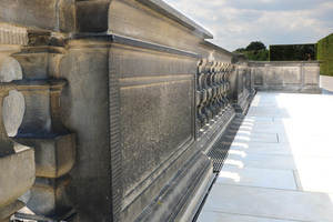  Die Montage der Schlitzrinnen im Bereich der vor- und rückspringenden Balustrade schafft eine dezente Optik sowie eine durchgehende Anschlussfuge zum Sandsteinbelag. 