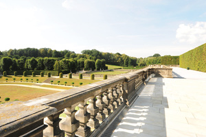  Um Wasserstau und das Herunterlaufen von Niederschlag an der Balustrade zu verhindern, wurden Dränagerinne sowie höhenverstellbare Schlitzrinne der Firma Richard Brink verbaut. 