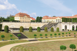  Die Anlage umfasst großflächige Terrassen- und Grünflächen, die Obere und Untere Orangerie sowie das Friedrichschlösschen. 