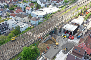  Zwei Betonteile aus 1.300 Kubikmetern Stahlbeton, die vor Ort gegossen wurden, sind im 90-Grad-Winkel als neue Brücke in den Gleiskörper eingeführt worden.  