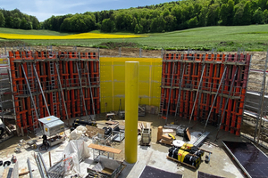  Die beiden „Herzkonstruktionen“ der Biogasanlage, der Fermenter ø 18 x 6 m und der Nachgärer ø 22 x 7 m. Beides Stahlbetonrundkonstruktionen, geschalt mit der TTK – Trapezträger-Rundschalung mit Klammerverbindung. 