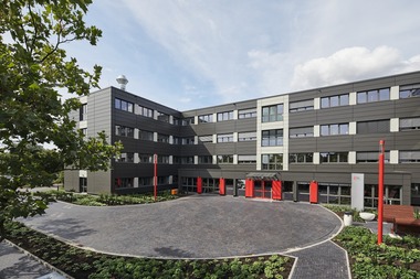 Auf dem gro?en Firmencampus der W?rme Hamburg  wurde das neue viergeschossige Verwaltungsgeb?ude in Modulbauweise errichtet.