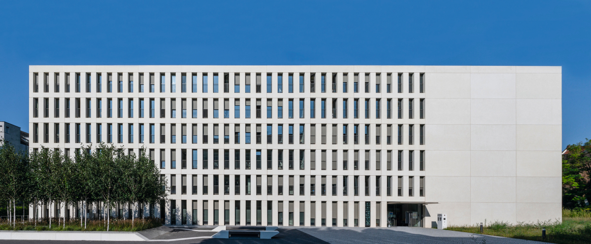 Die hochwertige und identische Sichtbetonqualität der Fassadenelemente prägt das Erscheinungsbild des Neubaus Finanzamt Karlsruhe.