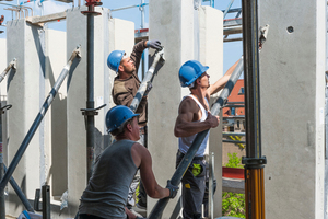  Die Fassade setzt sich aus mehr als 350 Betonfertigteilen zusammen, deren einzelne Elemente mit zwei bis vier Stielen unterschiedlich gestaltet sind. 