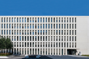  Die hochwertige und identische Sichtbetonqualität der Fassadenelemente prägt das Erscheinungsbild des Neubaus Finanzamt Karlsruhe. 