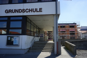  Neben dem alten Schulgebäude im niederbayerischen Markt Altdorf entsteht ein moderner Ziegel-Neubau mit zehn Klassenzimmern sowie jeweils zwei Musik-, Textil- und Werken-Fachräumen. 