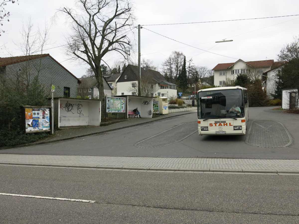Vorher: Der Busbahnhof in Bad Marienberg aus den 1970er Jahren wurde im Hinblick auf Verkehrssicherheit, barrierefreie Erreichbarkeit, Ausstattung und Gestaltung der Wartehäuser dem Image einer Kurstadt nicht mehr gerecht.