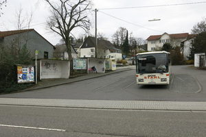  Vorher: Der Busbahnhof in Bad Marienberg aus den 1970er Jahren wurde im Hinblick auf Verkehrssicherheit, barrierefreie Erreichbarkeit, Ausstattung und Gestaltung der Wartehäuser dem Image einer Kurstadt nicht mehr gerecht. 