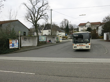 Vorher: Der Busbahnhof in Bad Marienberg aus den 1970er Jahren wurde im Hinblick auf Verkehrssicherheit, barrierefreie Erreichbarkeit, Ausstattung und Gestaltung der Warteh?user dem Image einer Kurstadt nicht mehr gerecht.
