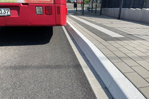  Der Niederflur-Busbordstein Nilflux 18 verfügt über eine zurückgesetzte Bordkante und ermöglicht damit ein noch schonendes Herantasten des Reifens an die Busbucht. 