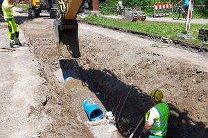  Der Bereich der Rohrleitungszone ist beiderseits der Rohrleitung in gleichmäßigen Lagen zu verfüllen und zu verdichten. 