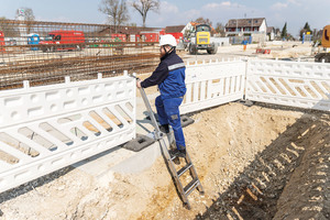  Die neue Stufen-Baugrubenleiter wird von der BG Bau gefördert und ermöglicht sichere Auf- und Abstiege in der Baugrube. 