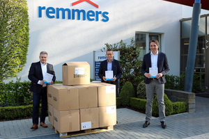  Die Remmers Gruppe spendete 2020 rund 10.000 FFP2-Masken an die Stadt Löningen. Die Masken übergaben Jürgen Jahn, Bereichsleiter Personal (links) und Dirk Sieverding, Vorstandsvorsitzender (rechts) an den damaligen Löninger Bürgermeister Marcus Willen. 