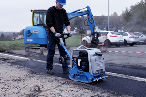  Mit dem CR 2 DC bietet Weber MT einen reversierbaren Bodenverdichter mit Akku an.  