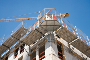  Ersetzt ein Fassadengerüst: Für den Hotelbau hat das Hünnebeck Projektteam den Einsatz des Falko Konsolgerüstes vorgeschlagen. Die Falko Einheiten kommen zusammengeklappt auf die Baustelle. Vor Ort wird dann nur noch das Geländer eingehangen, die Diagonalen gesichert und der Kran hebt das fertige Element an die Einsatzstelle. 