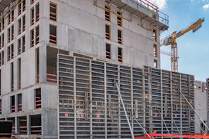  Großflächiges Schalen an der Wand: Auf der Heidelberger Baustelle sind bis zu 2.200 m2 der kranabhängigen Manto Rahmenschalung im Einsatz. Das robuste, langlebige System ist – selbst im aufgestockten Zustand – für Betondrücke bis 80 kN/m2 ausgelegt. 