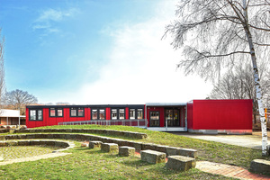  Das temporäre Schulgebäude der Elsa-Brändström-Schule wurde in den Sommerferien 2020 innerhalb von nur sechs Wochen Bauzeit vor Ort errichtet und konnte pünktlich zu Beginn des Schuljahres 2020/2021 in Betrieb genommen werden. Insgesamt wurden 27 Contain 