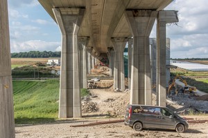  Im September wurde die Fahrbahn der neuen Brücke in Betrieb genommen 