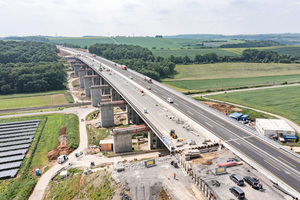  Die Talbrücke Rothof (Fahrtrichtung Fulda) in Endlage nach erfolgreichem Querverschub 