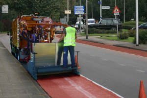  Farbige Kennzeichnung einer Fahrradspur. 