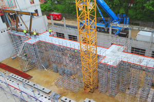  Bei einem Schulneubau kommt für die weit gespannten Decken u.a. ein 45 m langer und ca. 100 t schwerer Verbundfachwerkträger zum Einsatz. Mit dem Allround-Traggerüst TG 60 ließen sich nicht nur die Lasten sicher ableiten, sondern mit dem Allround-Baukasten auch weitere Lösungen integrieren, etwa eine Arbeitsebene mit Seitenschutz sowie Bautreppentürme für den Höhenzugang.  