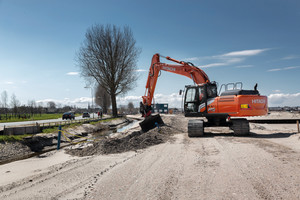  Der Allrounder ZX210LC-7: In Verbindung mit Tiltrotator und Grabenraumlöffel lassen sich kinderleicht Böschungsarbeiten erledigen. 