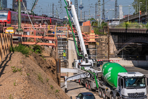  Pumpeinsatz bei laufendem Schienenverkehr 