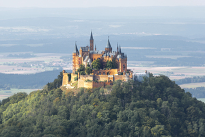  Geschichtsträchtige Burganlage mit einzigartiger Lage: Die Burg Hohenzollern, Stammsitz des preußischen Königshauses und der Fürsten von Hohenzollern, zieht jährlich Hunderttausende Besucher in ihren Bann.<br /> 
