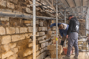  Angepasst an die komplexe Geometrie der Burgmauer: Peri Up ermöglicht die gefahrlose und unterbrechungsfreie Durchführung der Sanierungsarbeiten. 