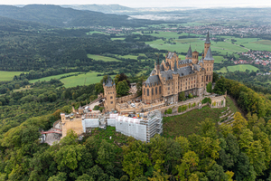  Komplexe Sanierungsmaßnahme am Rand der Schwäbischen Alb: Die eindrucksvolle Burg Hohenzollern wird sukzessive und nachhaltig gesichert, ist aber für Besucher jederzeit geöffnet. 