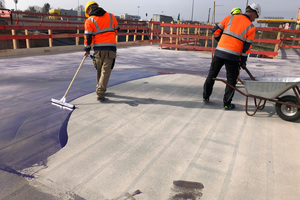  Nach dem Abrollen dieser aufgetragenen Lage mit einer Lammfellrolle gilt es, die Fläche unverzüglich mit Quarzsand abzustreuen. Ist dies erfolgt, muss die Oberfläche ca. 30-40 Minuten erhärten. 