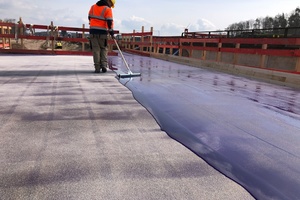  300 Quadratmeter Fläche der neuen Zufahrtsbrücke von der Bundesautobahn A3 auf den Rasthof Steigerwald Nord konnten mittels Triflex Bridge Deck Primer an nur einem Tag grundiert und versiegelt werden.  