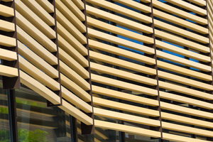  Fassadenelemente der Baguette-Serie von NBK Keramik schaffen ein unverwechselbares markantes Profil am Gymnasium Nyborg. 