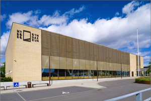  Gelungene Symbiose zwischen Mauerwerk und hinterlüfteter NBK Baguettefassade, Gymnasium Nyborg. 