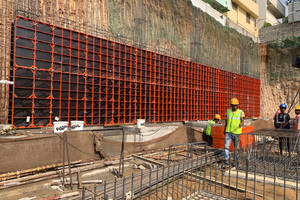  Insgesamt kamen beim Betonieren des Fundaments rund 100 Quadratmeter der Universalschalung Raster/GE zum Einsatz. 