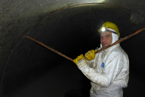  Nach Absperrung des Kanals entfernten die Handwerker die alten Fugen.  